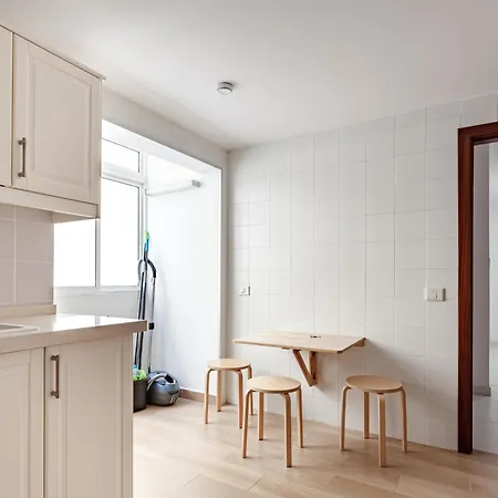Апартаменты Modern Spacious 3 Bedroom Near The